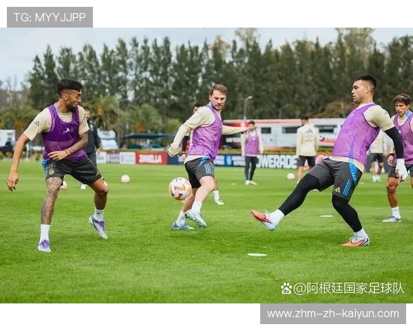 哈兰德在公开训练课上与学童互动频频被赞为好球员